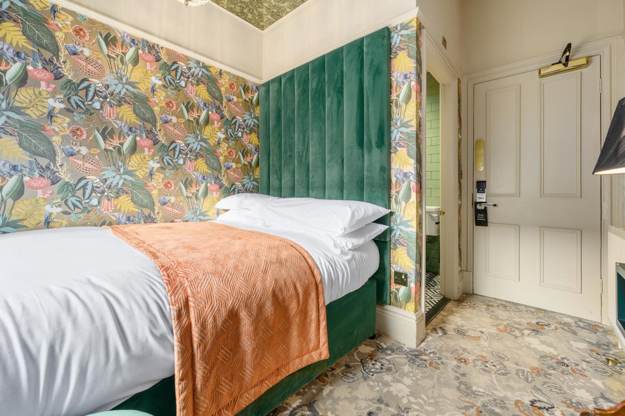 Clementine'S Guest House York Exterior foto A bedroom at The Mitre Hotel
