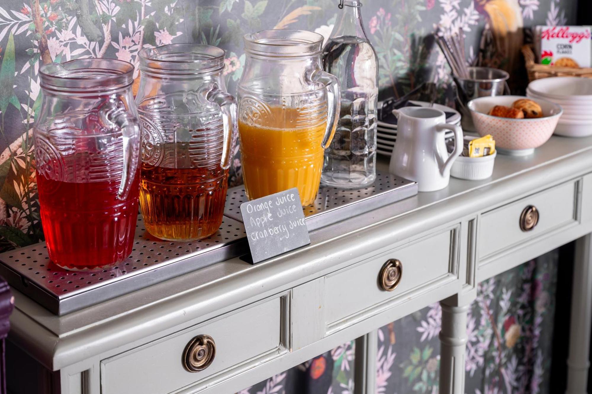 Clementine'S Guest House York Exterior foto A buffet with a selection of fruit juices